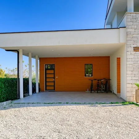 Stylish Pedena With A Pool And A Gym * Benazici