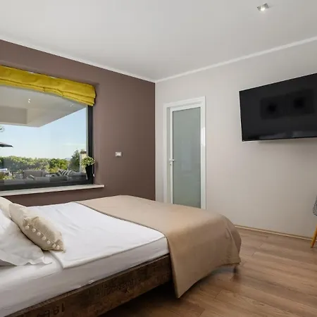 Guest house Stylish Pedena With A Pool And A Gym *