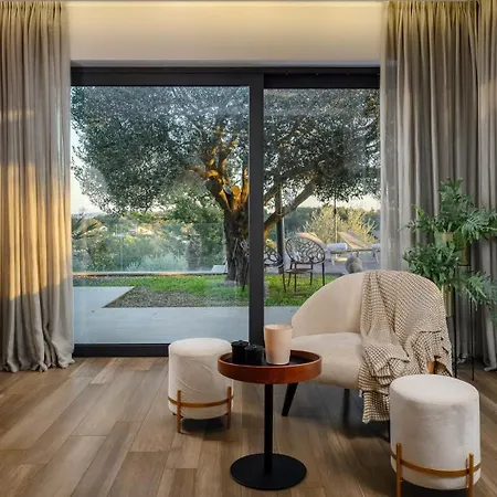 Stylish Pedena With A Pool And A Gym Benazici